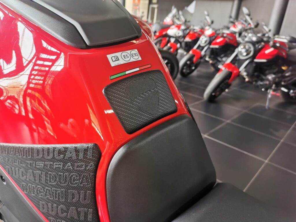DUCATI MULTISTRADA V4 2021 TANK & KNEE PAD set RoadCarver